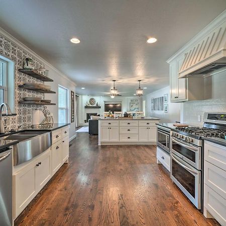 Elegant Nw Oklahoma City Home With Spacious Yard Exterior photo