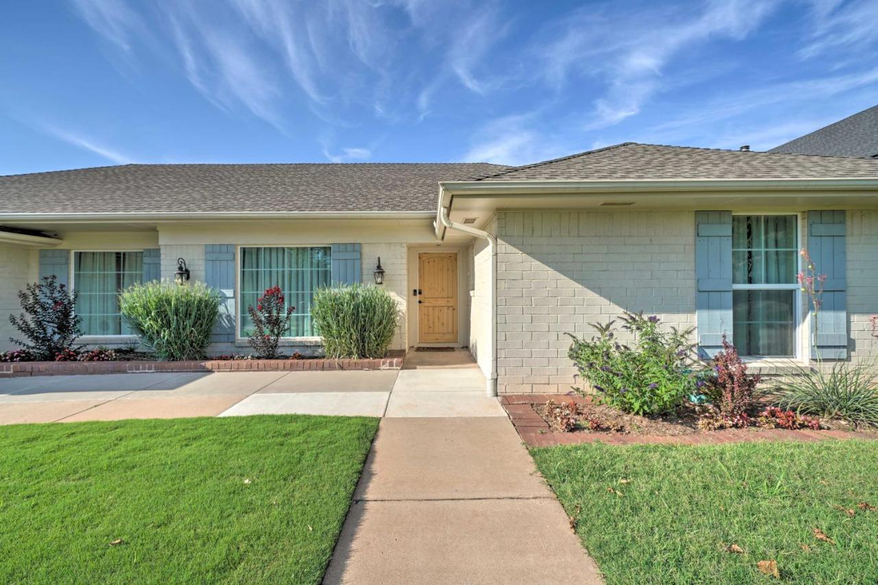 Elegant Nw Oklahoma City Home With Spacious Yard Exterior photo