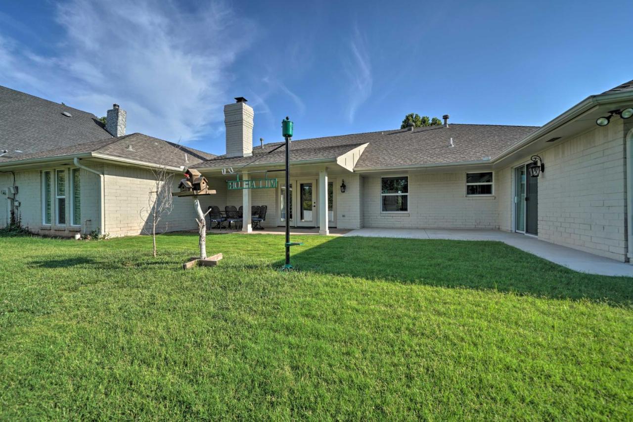 Elegant Nw Oklahoma City Home With Spacious Yard Exterior photo