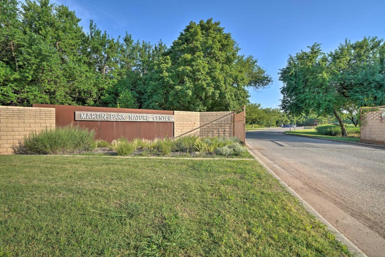 Elegant Nw Oklahoma City Home With Spacious Yard Exterior photo