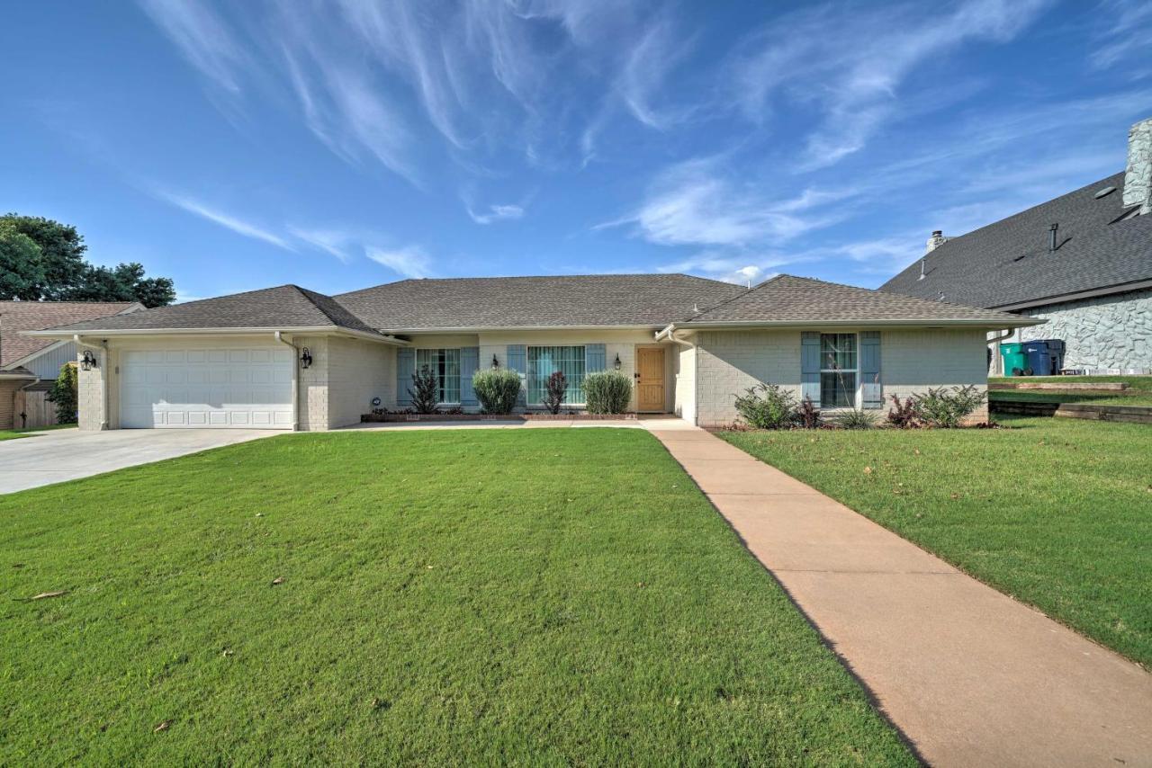 Elegant Nw Oklahoma City Home With Spacious Yard Exterior photo